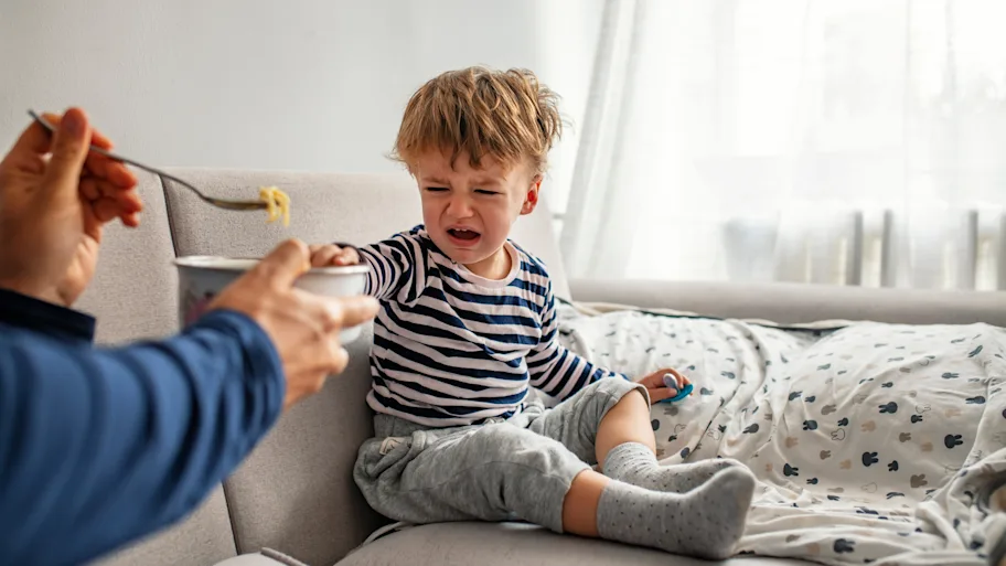 Criança com comportamento irritável e crises de raiva